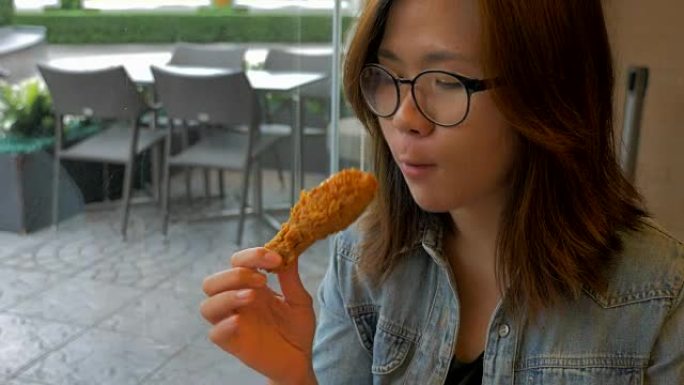 年轻女子喜欢吃炸鸡