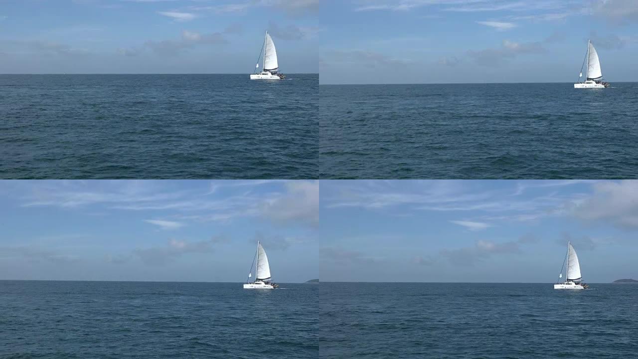 海上白帆帆船的景色