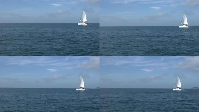 海上白帆帆船的景色