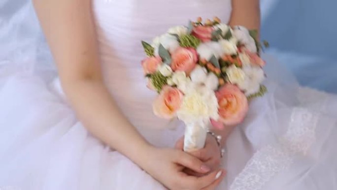 新娘手持婚礼花束