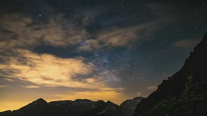 阿尔卑斯山上空的银河和星空，时间流逝。