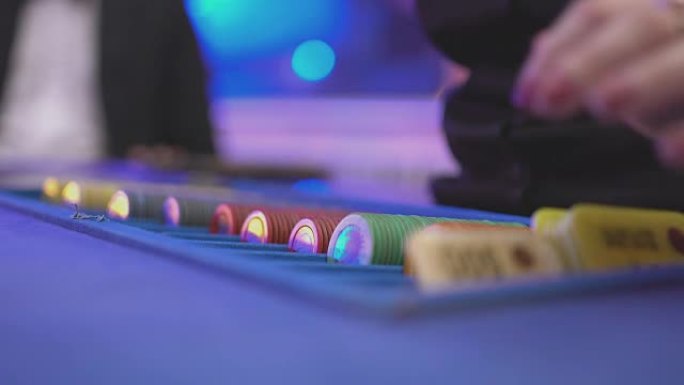 赌场经销商中的赌博黑杰克对游戏筹码进行分类并开始游戏