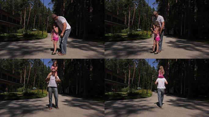 父亲和小女儿在公园里