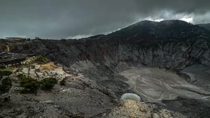 Tangkuban Parahu是30千米印度尼西亚万隆市以北的活火山。这个平流火山是1983年最后