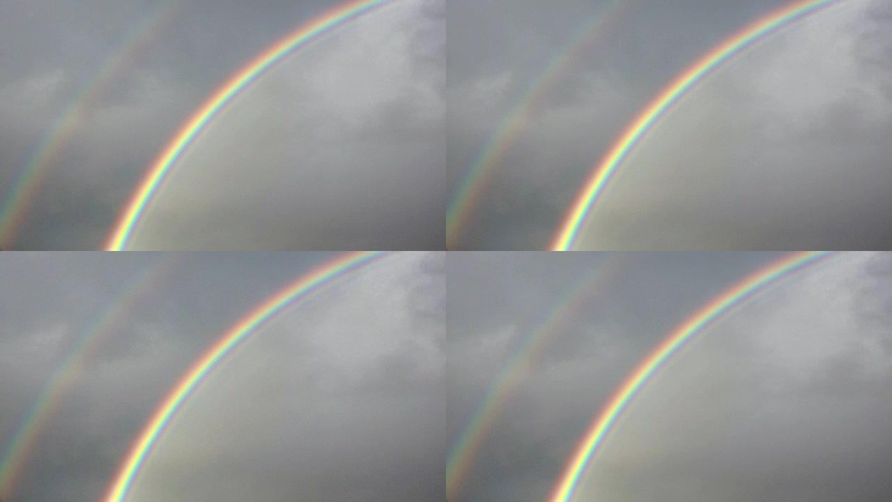 云中的双彩虹