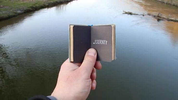 旅途，旅行者拿着一本带文字的书