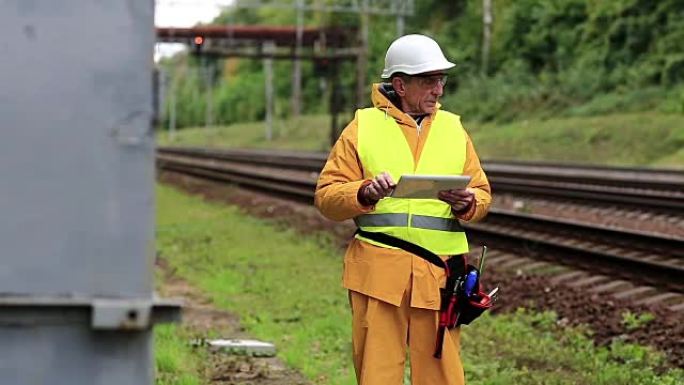 铁路人在平板电脑上做笔记