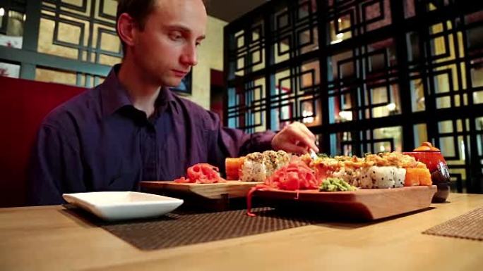 男子在日本餐厅吃寿司