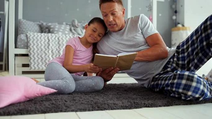 慈爱的父亲和他的小女儿一起读书