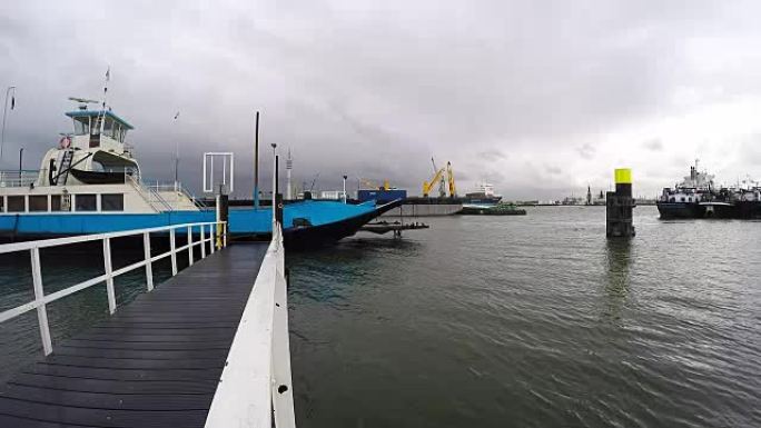 停泊在鹿特丹港的大型工业船舶