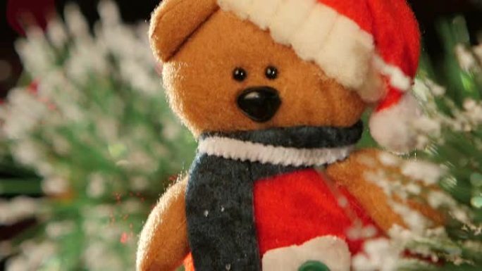 装饰-圣诞树上的玩具泰迪熊，bokeh，浅色，黑色，花环，凸轮向上移动，特写