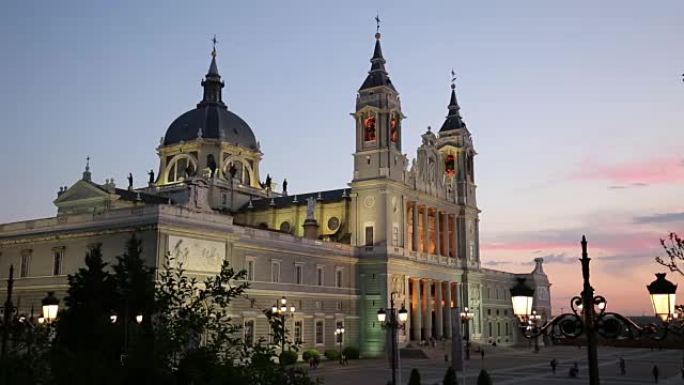 西班牙马德里在拉阿尔穆德纳大教堂和王宫。