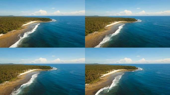 有热带岛屿、海滩、岩石和海浪的海景。菲律宾Siargao