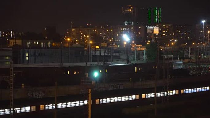 铁路枢纽的钢桥建设和火车的夜间移动
