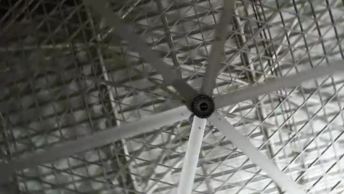 大型旋转风扇通风螺旋桨，有助于室内空气流通