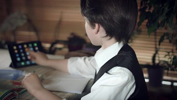 4k高科技拍摄的孩子做作业和搜索平板电脑