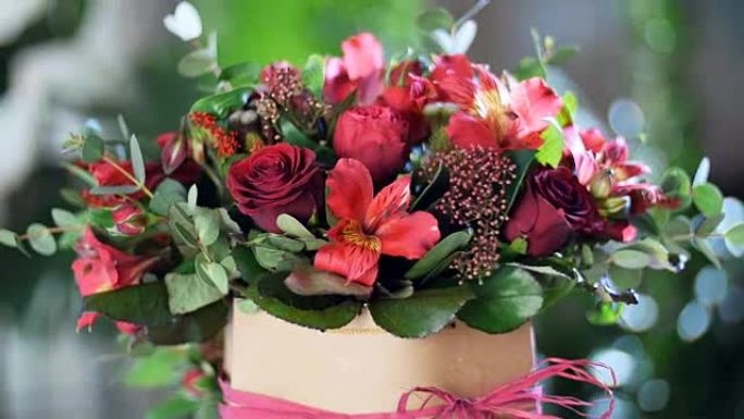 花束在光线中，旋转，花卉组成由紫红，玫瑰威望，布鲁尼亚绿色，一枝黄花，桉树，玫瑰介子形波尔多