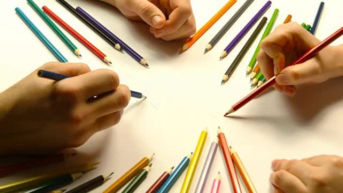 用彩色铅笔一起画男女手的特写