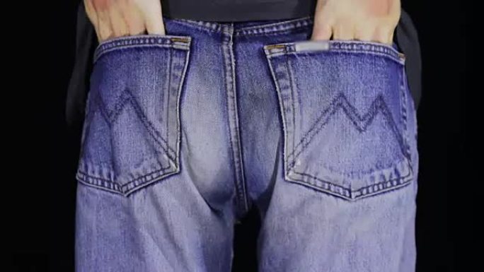男人翻了翻牛仔裤的空后口袋。没钱