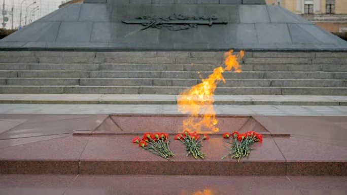 白俄罗斯明斯克胜利广场上的永恒火焰-慢动作180 fps