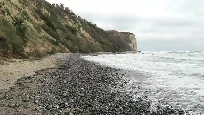 波罗的海沿岸阿科纳角的海滩景观。粉笔悬崖和黑刺灌木丛。(德国梅克伦堡-前波美拉恩) 鲁根岛。