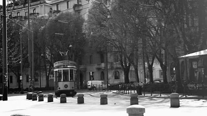 黑白视频意大利米兰-2016年3月22日: 意大利米兰街头的老式黄色电车 № 1881 ATM类15