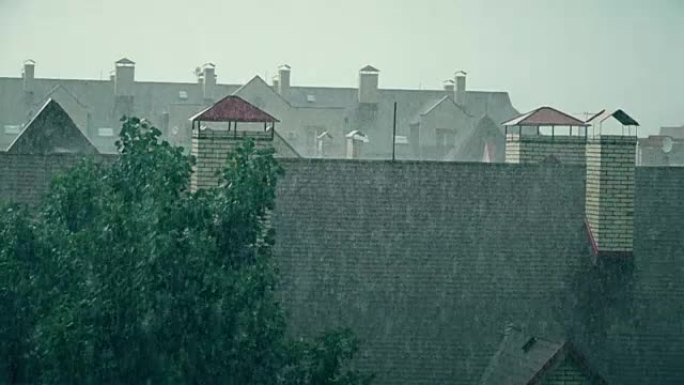 雨中倾斜的城镇房屋屋顶。慢动作镜头