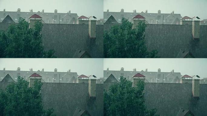 雨中倾斜的城镇房屋屋顶。慢动作镜头