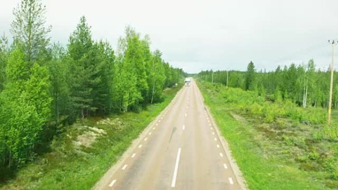 空中拍摄有汽车的道路