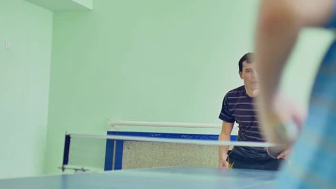 男子打乒乓球慢动作视频运动反手