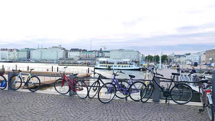 赫尔辛基南港渡轮码头上的自行车停车场