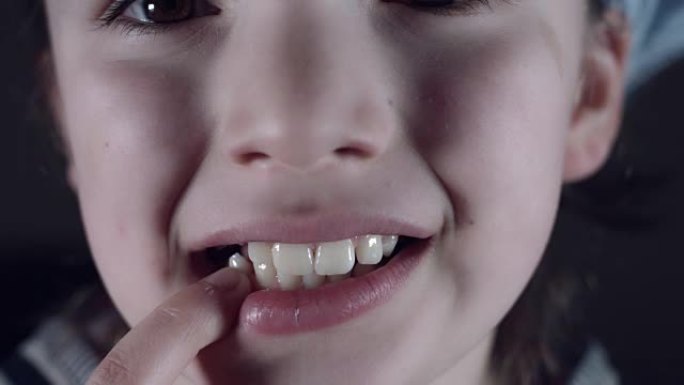 4k特写儿童嘴显示摆动的牙齿