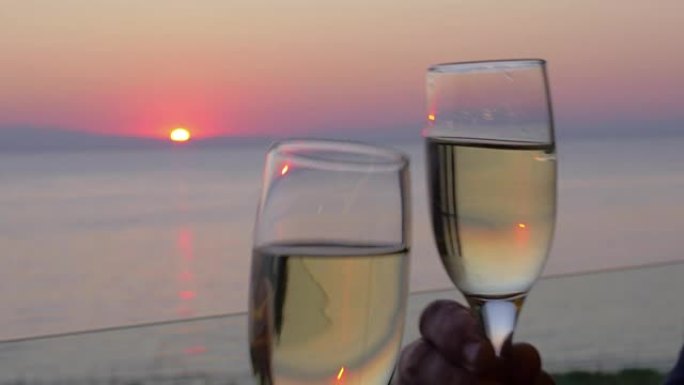 希腊比雷埃夫斯日落海碰杯香槟