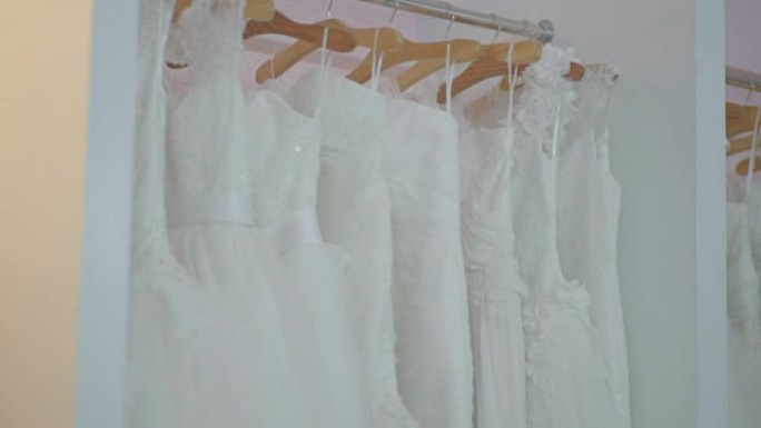 商店衣架上的白色婚纱