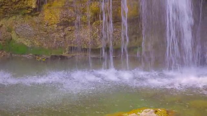 瀑布，水沿着岩石流下，并在侧面飞溅