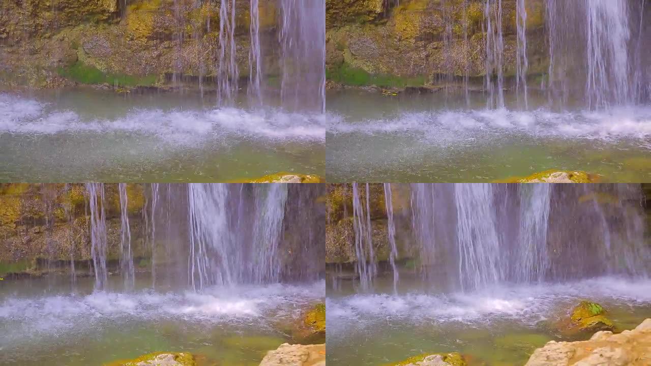 瀑布，水沿着岩石流下，并在侧面飞溅