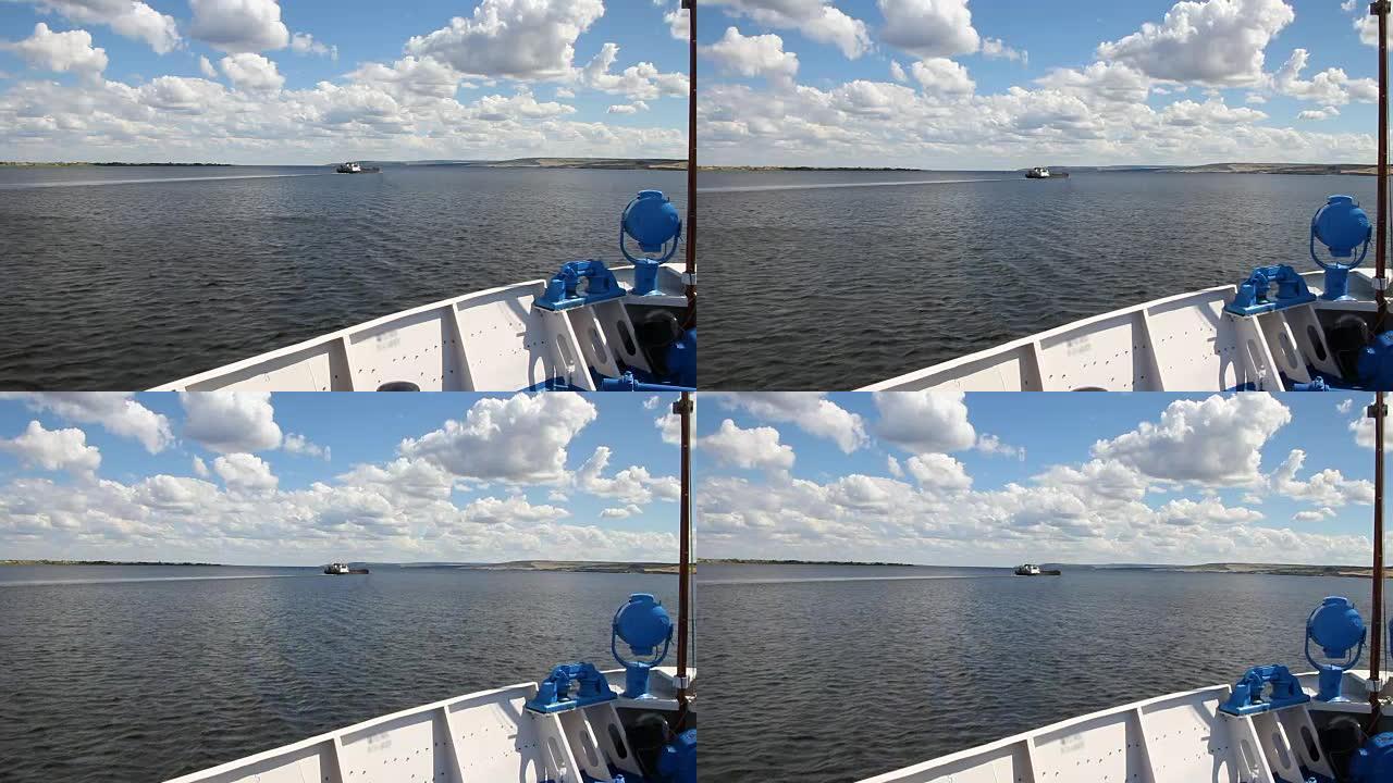 船鼻子上的视频。河流景观，夏天，云。俄罗斯伏尔加邮轮