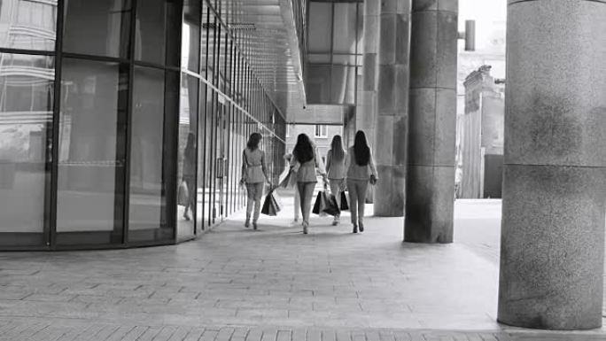 五位迷人的商业女性在城市中行走