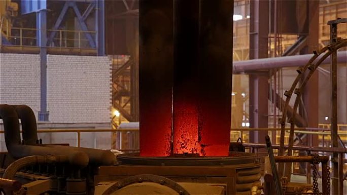 钢铁厂。熔化金属的炽热石墨电极。特写