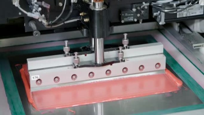 机器导致印刷电路板上的粉红色密封剂。特写