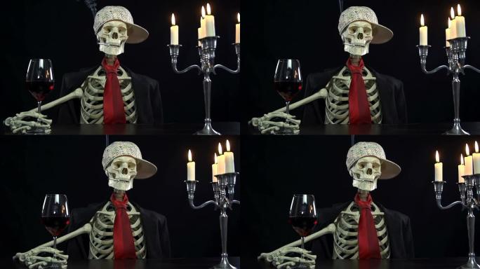 骷髅坐在桌边，手里拿着一杯酒和香烟