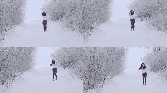 一个女孩正在白雪覆盖的公园里散步。