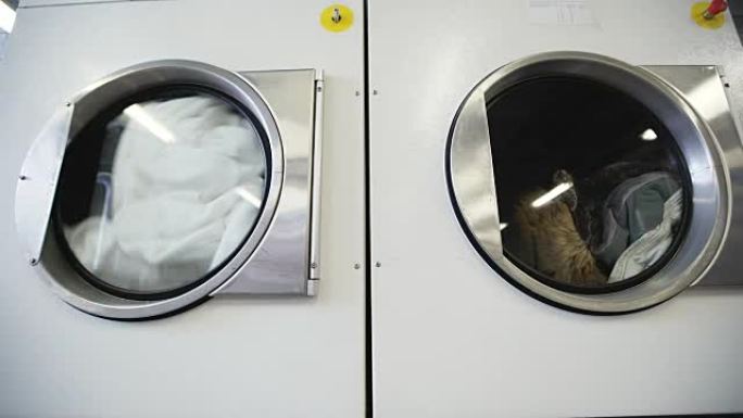 洗衣房的洗衣机