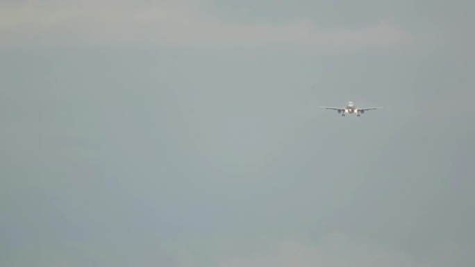 空客320在普吉岛机场接近