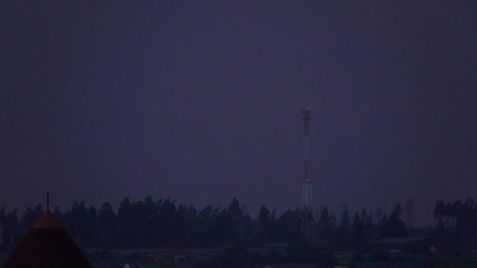 夜间在手机发射塔附近的一次重雷击的超慢动作镜头