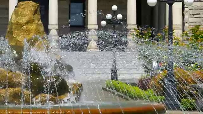 喷泉在慢动作中流动的水，美丽的水艺术建筑