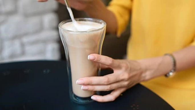 女人用勺子搅拌咖啡