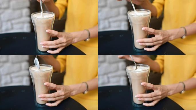 女人用勺子搅拌咖啡