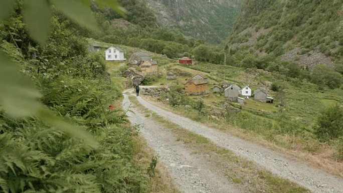 通往村庄的道路。挪威