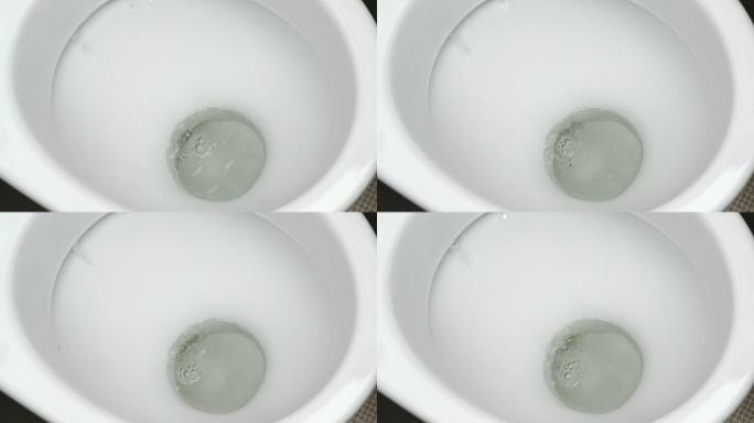 将水冲洗到马桶中